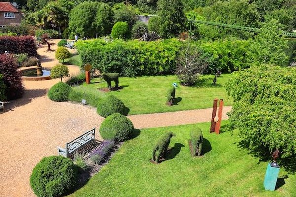Visiter un jardin privé : comment se comporter de manière courtoise ?