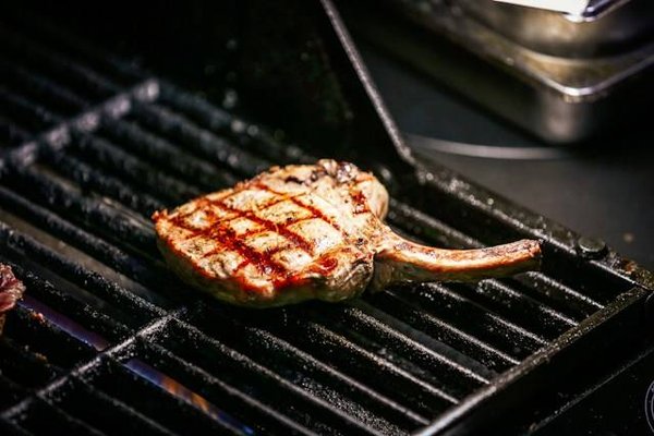 Quelles sont les règles juridiques à connaître pour installer une plancha extérieure dans son jardin ?