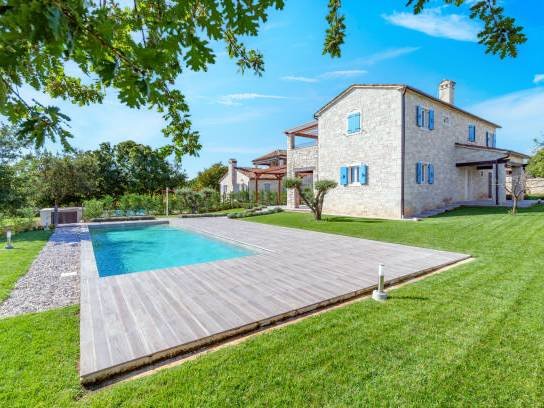 Comment intégrer harmonieusement votre piscine dans votre jardin